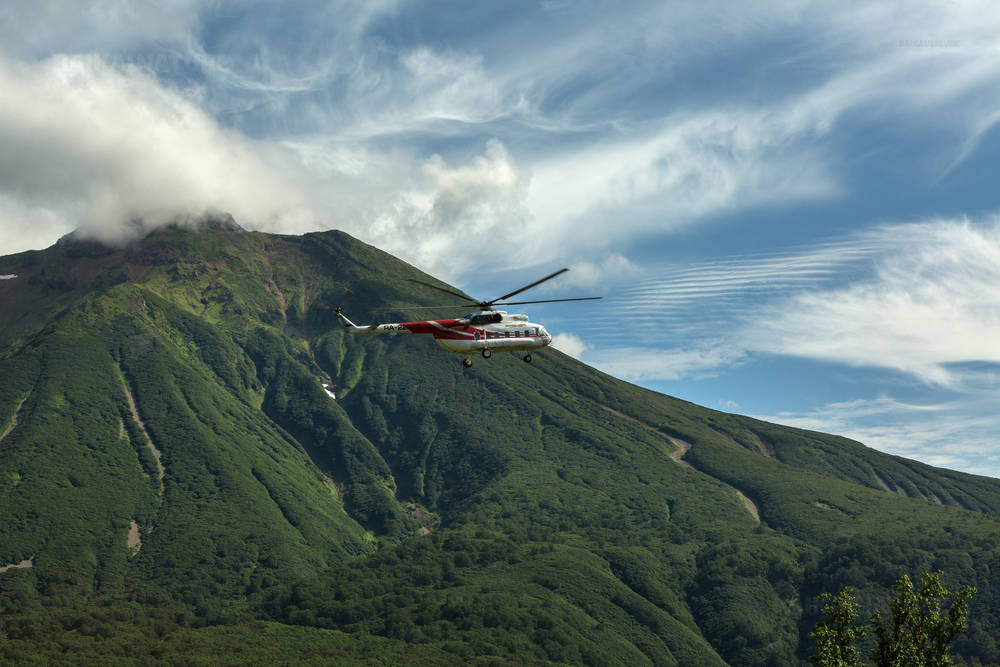 Камчатка. 13.08.16 туристический вертолет 2016 на фоне  вулкана Приемыш. Южно-Камчатский Природный Парк.