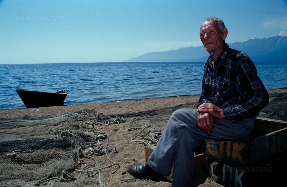 Старый рыбак на берегу Баргузинского залива