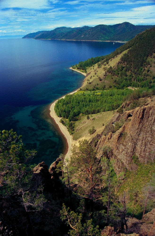 Вид на южное побережье Байкала со скалы Скрипер